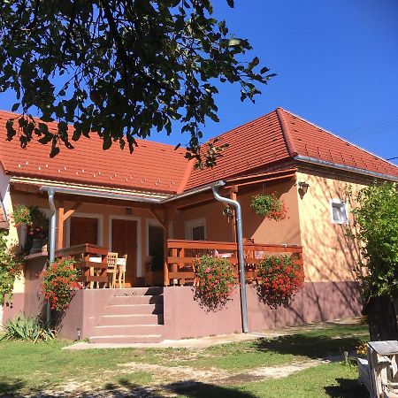 Liliom Vendeghaz Hotel Bakonybél Buitenkant foto