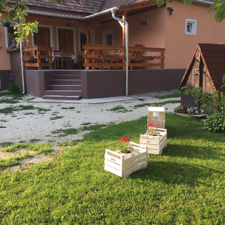 Liliom Vendeghaz Hotel Bakonybél Buitenkant foto